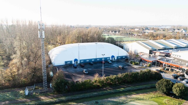 Blaashal als indoor oplossing voor een hockeyveld in de winter