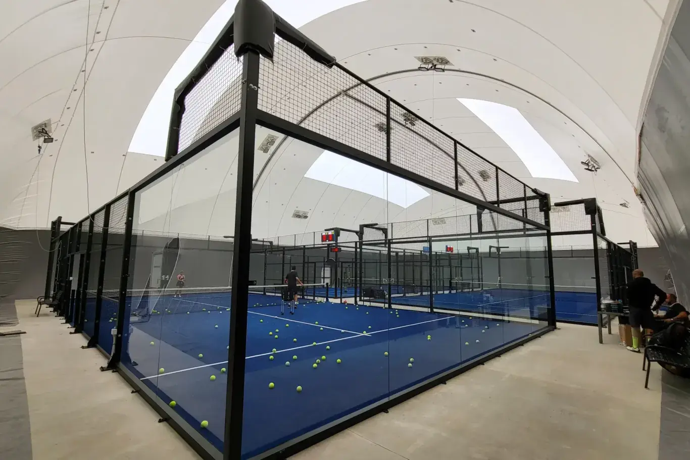 Blaashal voor padelbanen bij een sportclub