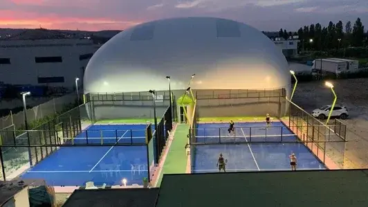 Blaashal over padelbanen voor spelen in de winter