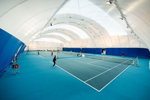Blaashal over tennisbanen voor indoor spelen in het winterseizoen