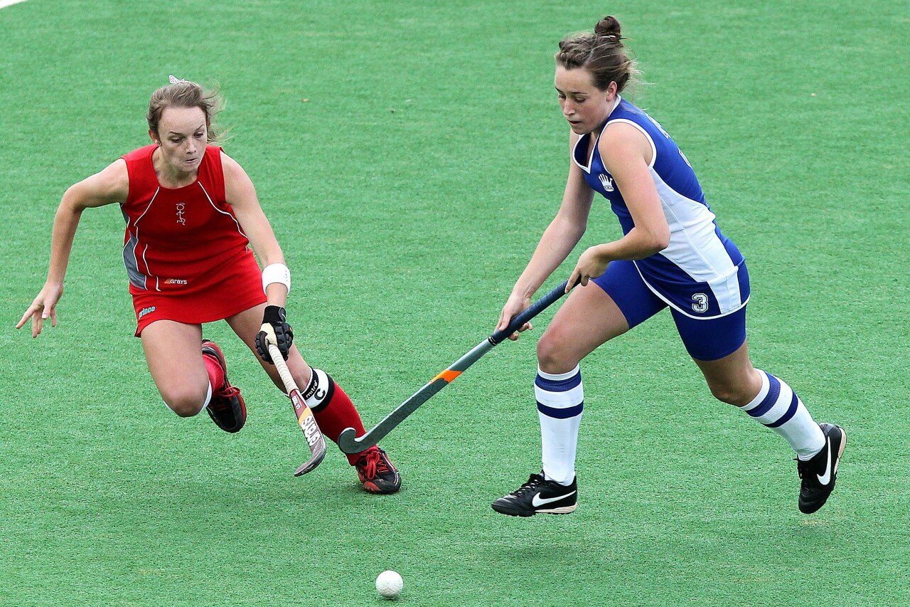 Hockeyveld met overkapping voor training en spelen in de winter