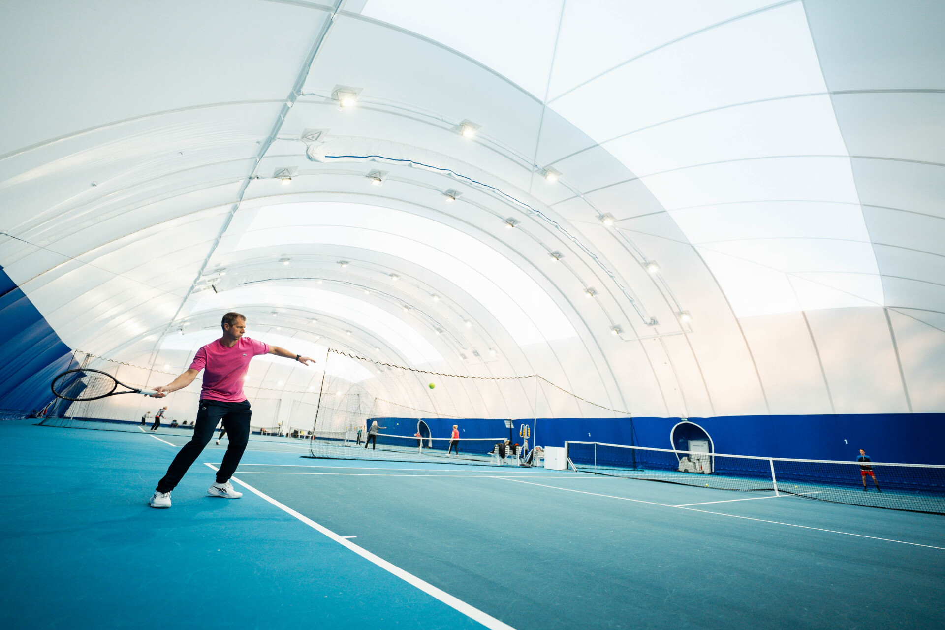Team van Airdome Solution en Prima Sport achter blaashallen voor tennis padel en hockey